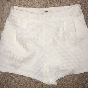 ⭐️WHITE HIGH WAISTED NICE SHORTS⭐️